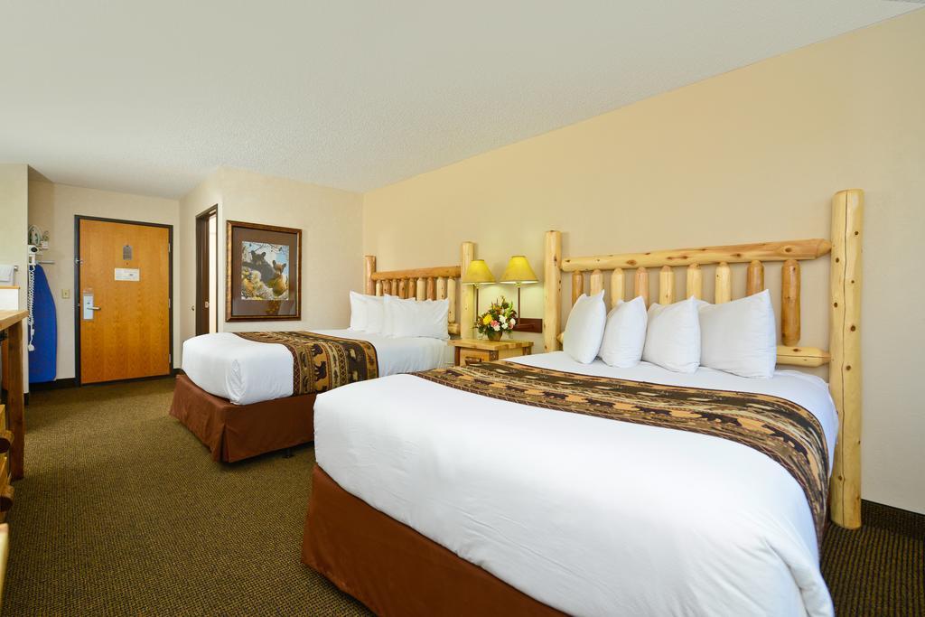 Queen Room with Two Queen Beds,677240742:JPEG