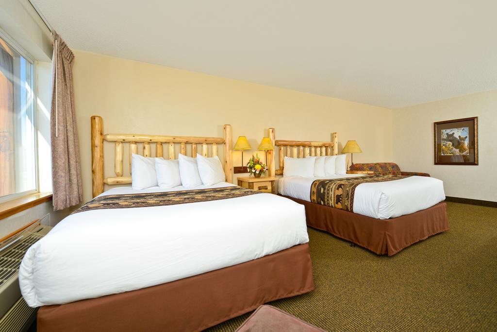 Queen Room with Two Queen Beds and Sofa Bed,378770551:JPEG